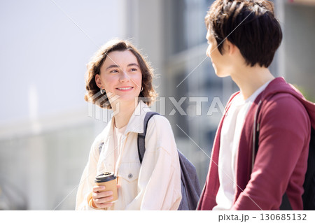 インバウンド 観光 東京の街を散策する外国人 インバウンド 観光 東京の街を散策する外国人 130685132