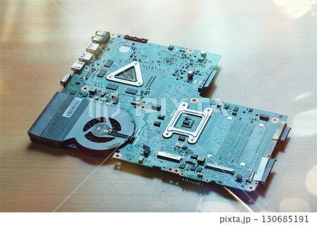 ノートパソコンから取り出した電子基盤 130685191