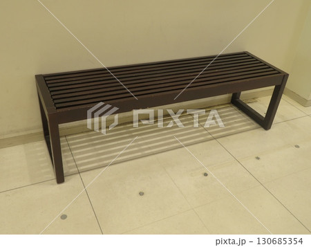 ベンチ 屋内 130685354