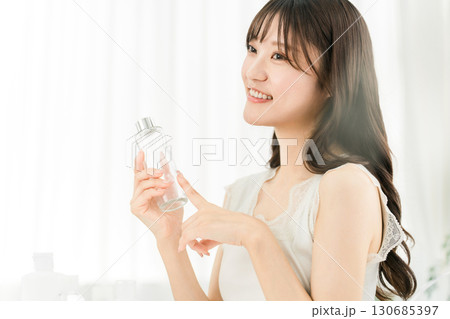 基礎化粧品・コスメで保湿・スキンケア・アンチエイジングをする若いアジア人女性 130685397