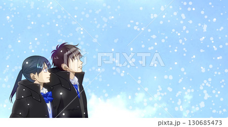 静かに降る雪、空を見上げる高校生または中学生の男女のアニメ風イラスト、右に余白 130685473