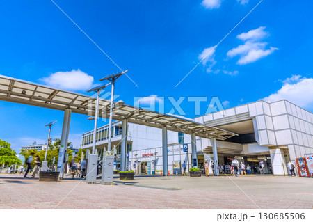 日本の横浜都市景観 地下鉄 「センター南駅」などを望む 日本の横浜都市景観 地下鉄 「センター南駅」などを望む 130685506