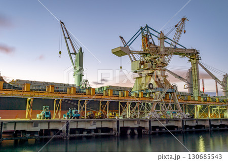 オレンジ色に染まるアンローダー オレンジ色に染まるアンローダー 130685543