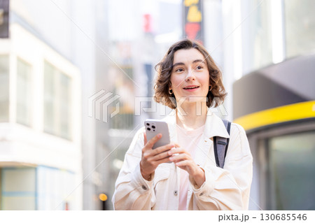 インバウンド　東京の街を散策する外国人女性 130685546