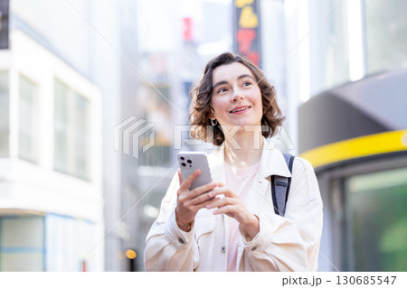 インバウンド 東京の街を散策する外国人女性 インバウンド 東京の街を散策する外国人女性 130685547