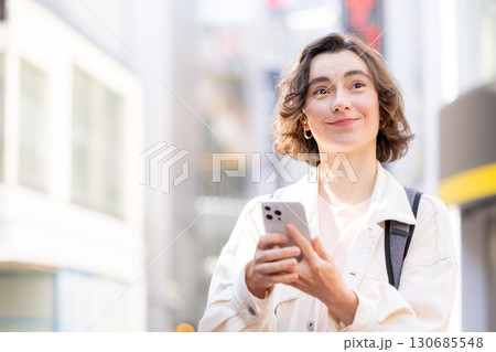 インバウンド　東京の街を散策する外国人女性 130685548