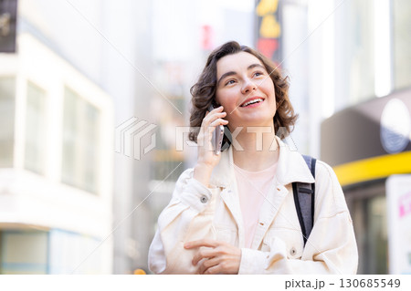 インバウンド 東京の街を散策する外国人女性 インバウンド 東京の街を散策する外国人女性 130685549