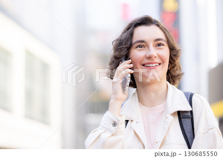 インバウンド 東京の街を散策する外国人女性 インバウンド 東京の街を散策する外国人女性 130685550