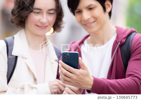 インバウンド スマホを見ながら東京の街を散策する外国人 インバウンド スマホを見ながら東京の街を散策する外国人 130685773