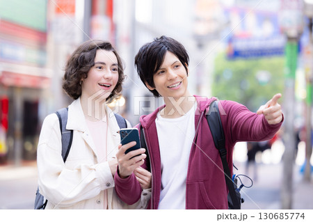 インバウンド スマホを見ながら東京の街を散策する外国人 インバウンド スマホを見ながら東京の街を散策する外国人 130685774