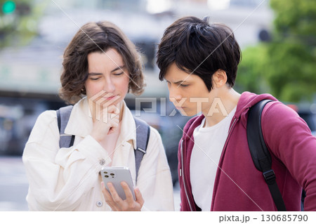 インバウンド スマホを見ながら東京の街を散策する外国人 インバウンド スマホを見ながら東京の街を散策する外国人 130685790