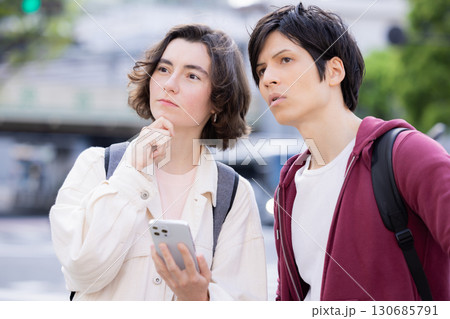 インバウンド スマホを見ながら東京の街を散策する外国人 インバウンド スマホを見ながら東京の街を散策する外国人 130685791