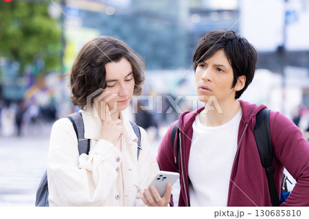 インバウンド　スマホを見ながら東京の街を散策する外国人 130685810
