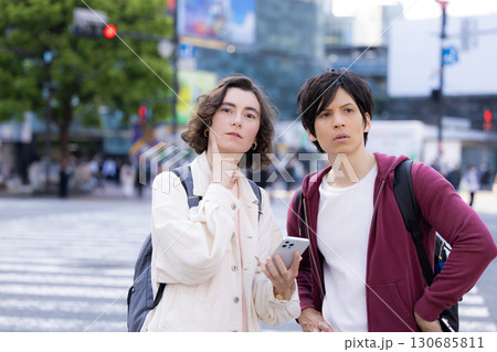 インバウンド　スマホを見ながら東京の街を散策する外国人 130685811