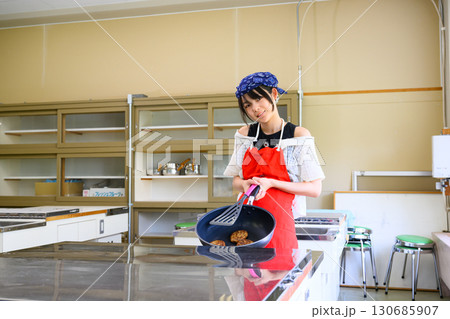 料理教室で調理を学ぶ小学生の女の子 料理教室で調理を学ぶ小学生の女の子 130685907