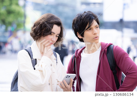 インバウンド スマホを見ながら東京の街を散策する外国人 インバウンド スマホを見ながら東京の街を散策する外国人 130686134