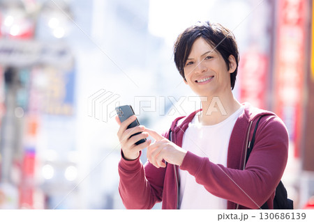 インバウンド 東京の街を散策する外国人 インバウンド 東京の街を散策する外国人 130686139