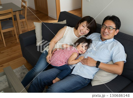 ソファでくつろぐ幸せな家族と子供の笑顔 130686148