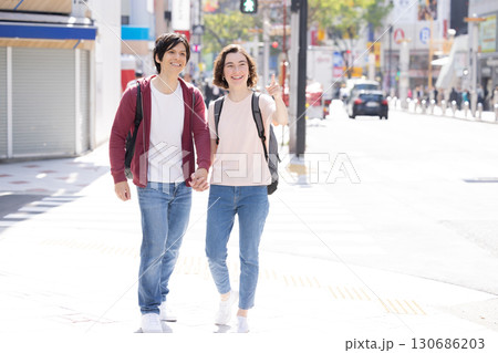 インバウンド　東京の街を散策する外国人 130686203