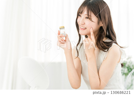薬・サプリメントの瓶を持つ笑顔のアジア人女性 薬・サプリメントの瓶を持つ笑顔のアジア人女性 130686221