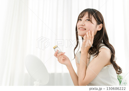 薬・サプリメントの瓶を持つ笑顔のアジア人女性 薬・サプリメントの瓶を持つ笑顔のアジア人女性 130686222