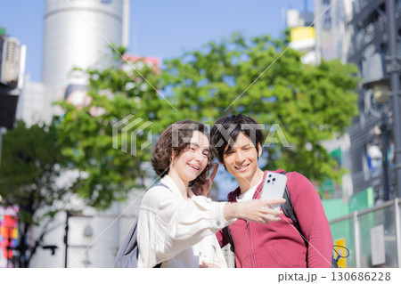 インバウンド　スマホ　自撮りをする外国人カップル 130686228