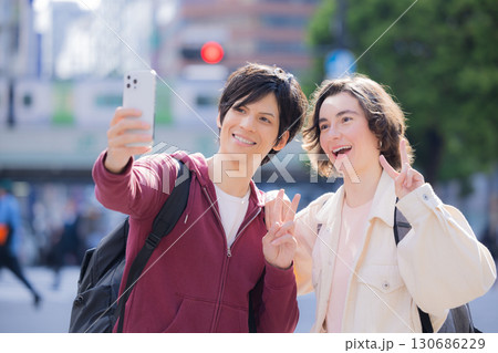 インバウンド　スマホ　自撮りをする外国人カップル 130686229