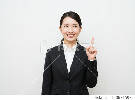 スーツ姿の女性が指を立てて説明するビジネスイメージ 130686598