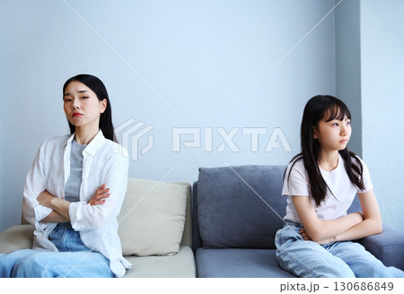 娘と母親が喧嘩しているイメージ 130686849