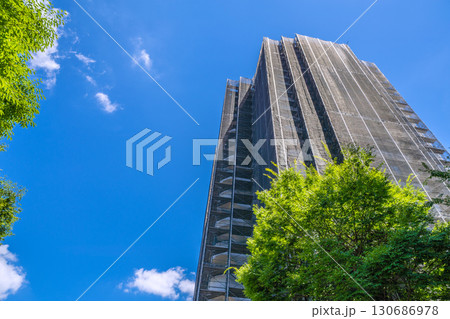 日本の横浜都市景観 マンションの補修や点検等、足場や防護ネットなどを望む＝21日 130686978