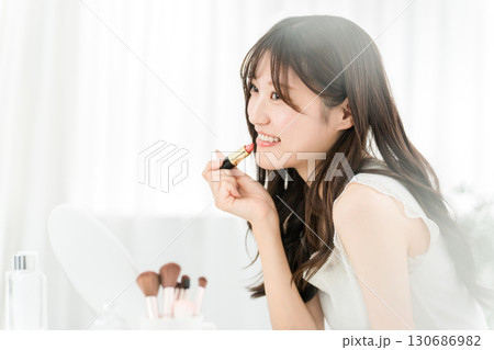 メイクをする若いアジア人女性（口紅・ルージュ・グロス・リップ） 130686982
