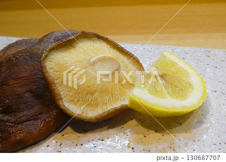 肉厚のシイタケにスダチを添えて、ジューシーな焼き椎茸の写真 肉厚のシイタケにスダチを添えて、ジューシーな焼き椎茸の写真 130687707