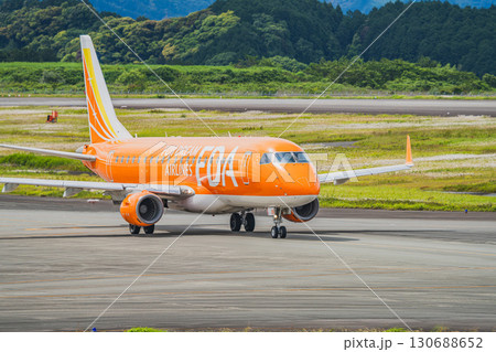 牧之原市の富士山静岡空港の滑走路を走行する飛行機(静岡県) 130688652