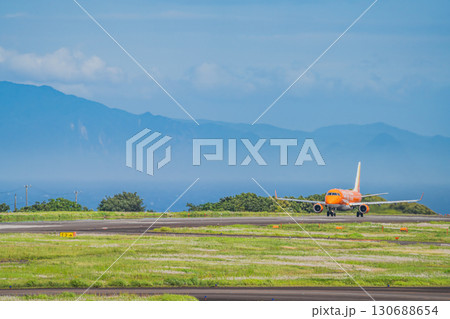 牧之原市の富士山静岡空港の滑走路を走行する飛行機(静岡県) 牧之原市の富士山静岡空港の滑走路を走行する飛行機(静岡県) 130688654