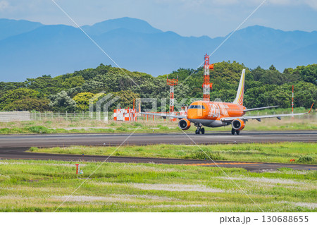 牧之原市の富士山静岡空港の滑走路を走行する飛行機(静岡県) 130688655