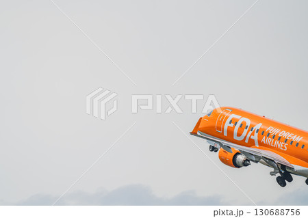 牧之原市の富士山静岡空港から飛び立つ飛行機(静岡県) 130688756