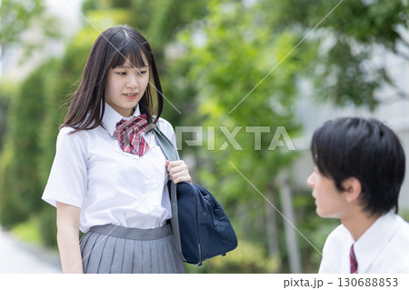 同級生と話をする女子高生 同級生と話をする女子高生 130688853