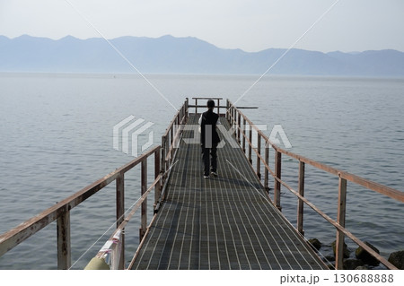 湖に架かる桟橋 130688888