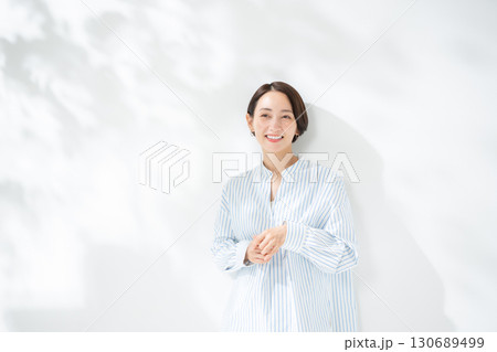 女性 笑顔 女性 笑顔 130689499