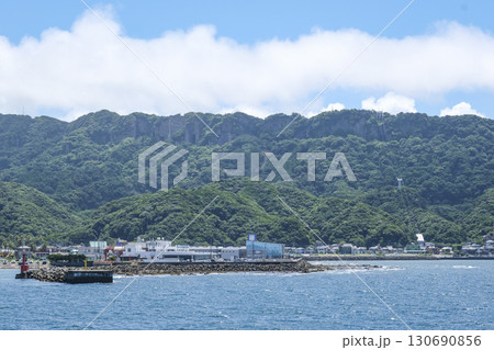 金谷港に入港するフェリー船から眺める鋸山 金谷港に入港するフェリー船から眺める鋸山 130690856