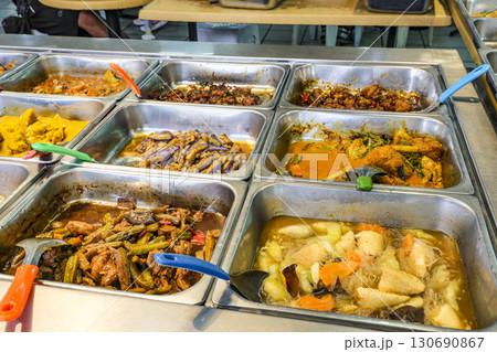 豊富な種類のおかずを選んで食べられるナシチャンプル 130690867