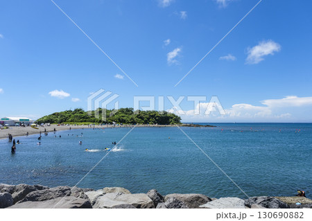 美しい砂浜が広がる館山の沖ノ島海水浴場 美しい砂浜が広がる館山の沖ノ島海水浴場 130690882