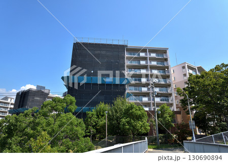 マンション大規模修繕 仮説足場と落下防止柵(朝顔) マンション大規模修繕 仮説足場と落下防止柵(朝顔) 130690894