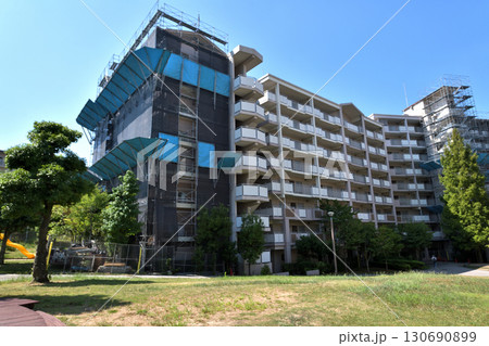 マンション大規模修繕 仮説足場と落下防止柵(朝顔) マンション大規模修繕 仮説足場と落下防止柵(朝顔) 130690899