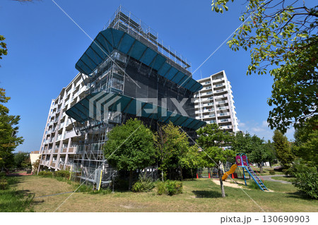 マンション大規模修繕　仮説足場と落下防止柵（朝顔） 130690903