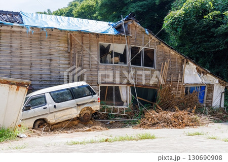 津波に押し流された破損した自動車と家屋 津波に押し流された破損した自動車と家屋 130690908