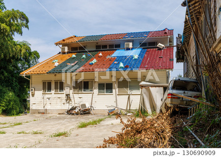 津波に押し流された破損した自動車と家屋 津波に押し流された破損した自動車と家屋 130690909