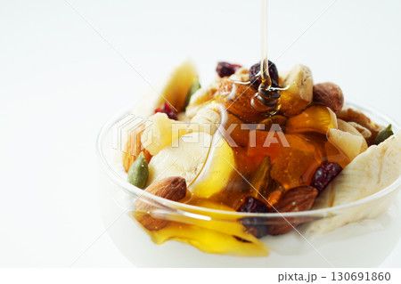 具だくさんギリシャヨーグルトにハチミツをかける 具だくさんギリシャヨーグルトにハチミツをかける 130691860