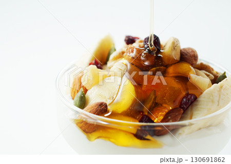 具だくさんギリシャヨーグルトにハチミツをかける 130691862