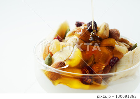 具だくさんギリシャヨーグルトにハチミツをかける 具だくさんギリシャヨーグルトにハチミツをかける 130691865